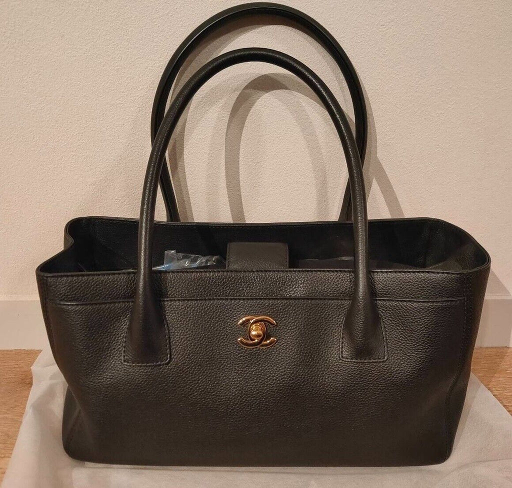 Sac fourre-tout exécutif d'occasion en cuir caviar noir CHANEL petit authentique